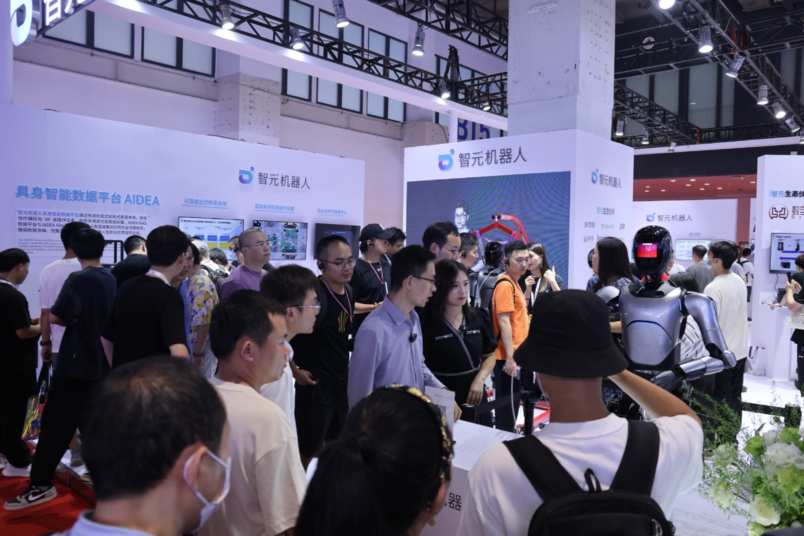 jiuyou九游ninegame机器人亮相世界机器人大会WRC